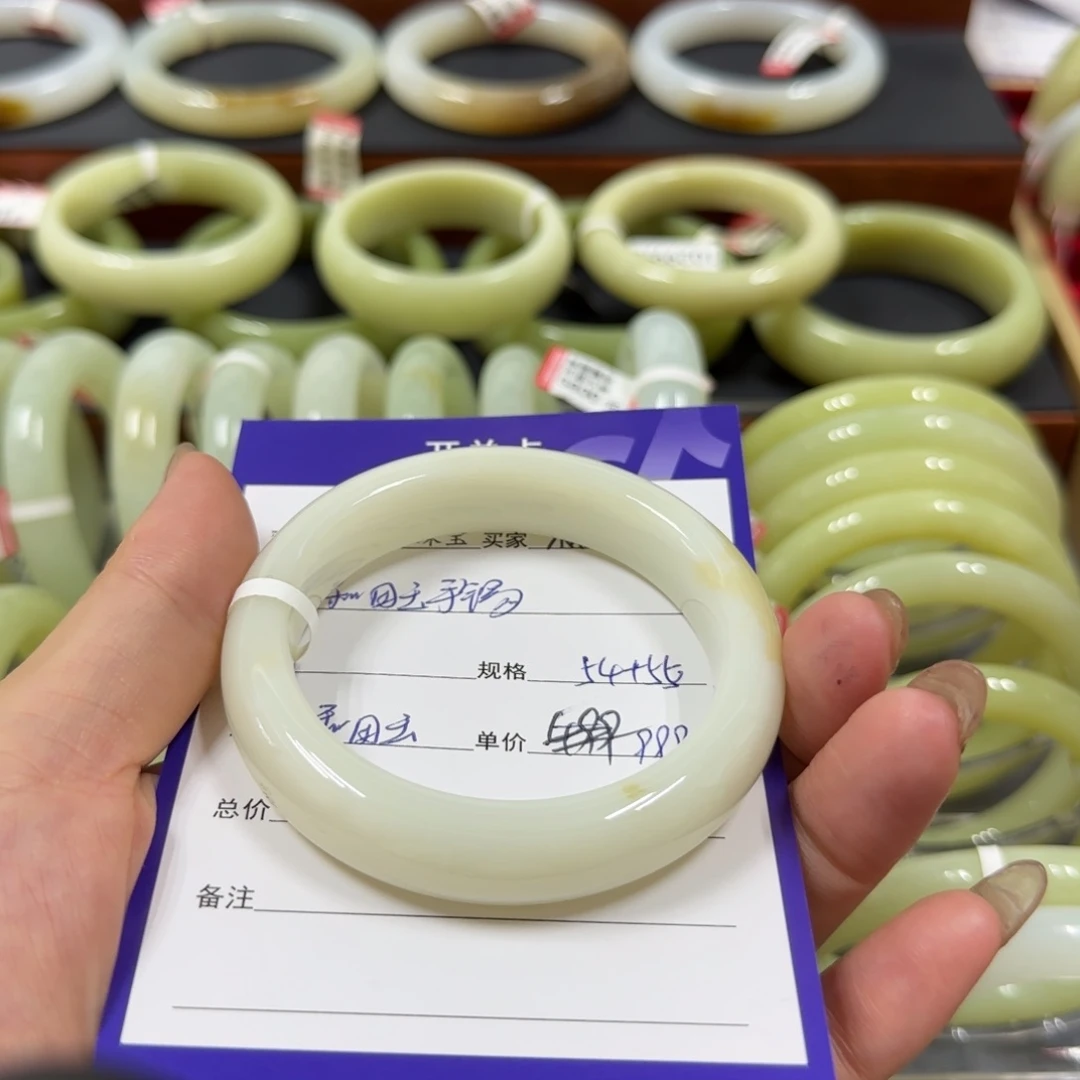 和田玉手镯未镶嵌桃**檬