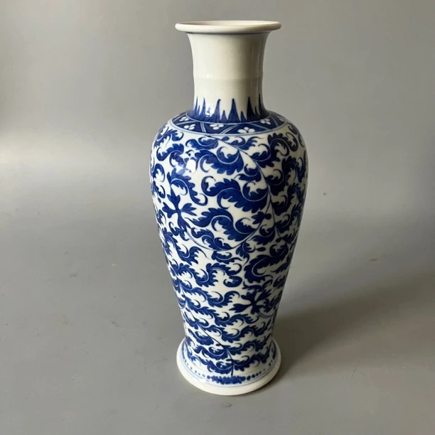 681 清康熙青花花卉观音瓶