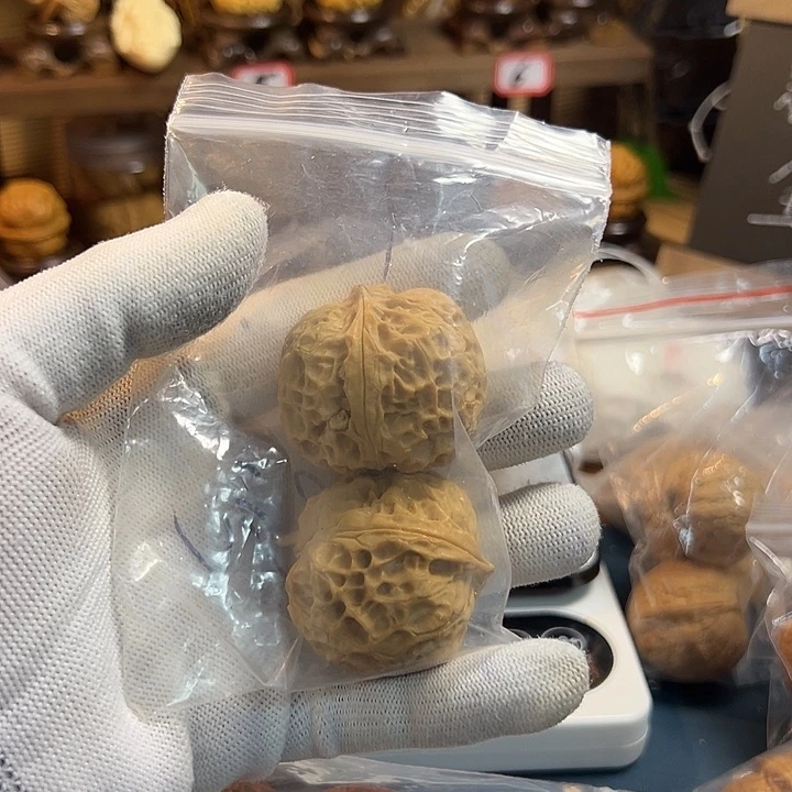 文玩核桃吊坠云南铁核桃宠粉粗筋大元宝