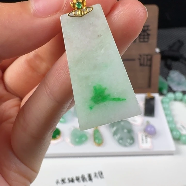 翡翠18K金镶嵌颈饰