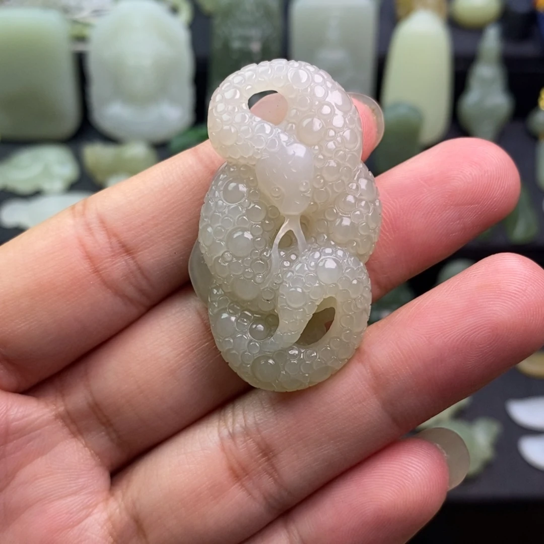 和田玉未镶嵌颈饰有纹裂