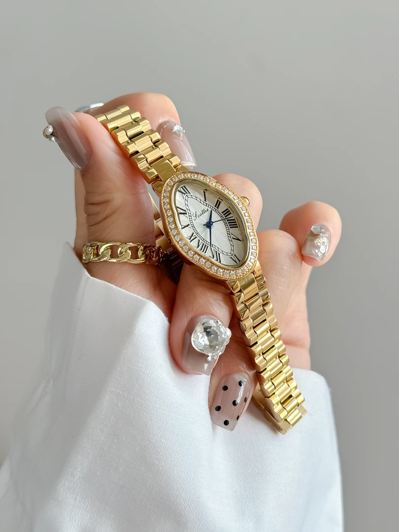 2025新款四叶草小众高颜值女士手表复古百搭轻奢时尚防水石英腕表