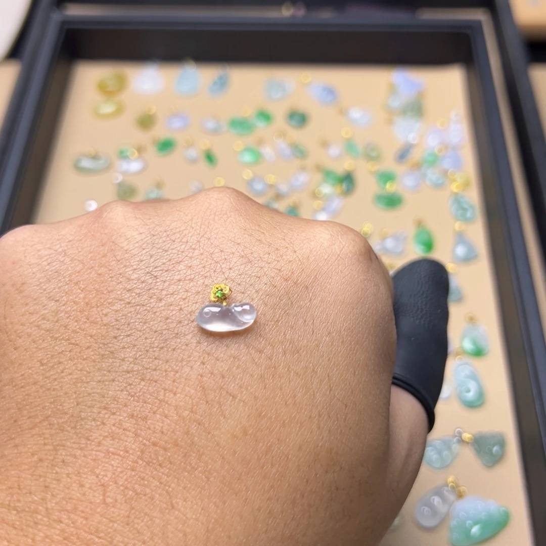 翡翠18K金镶嵌颈饰小海豚