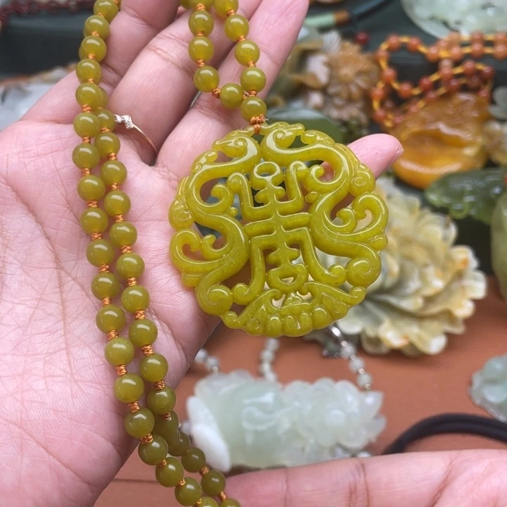 蛇纹石玉吊坠合金