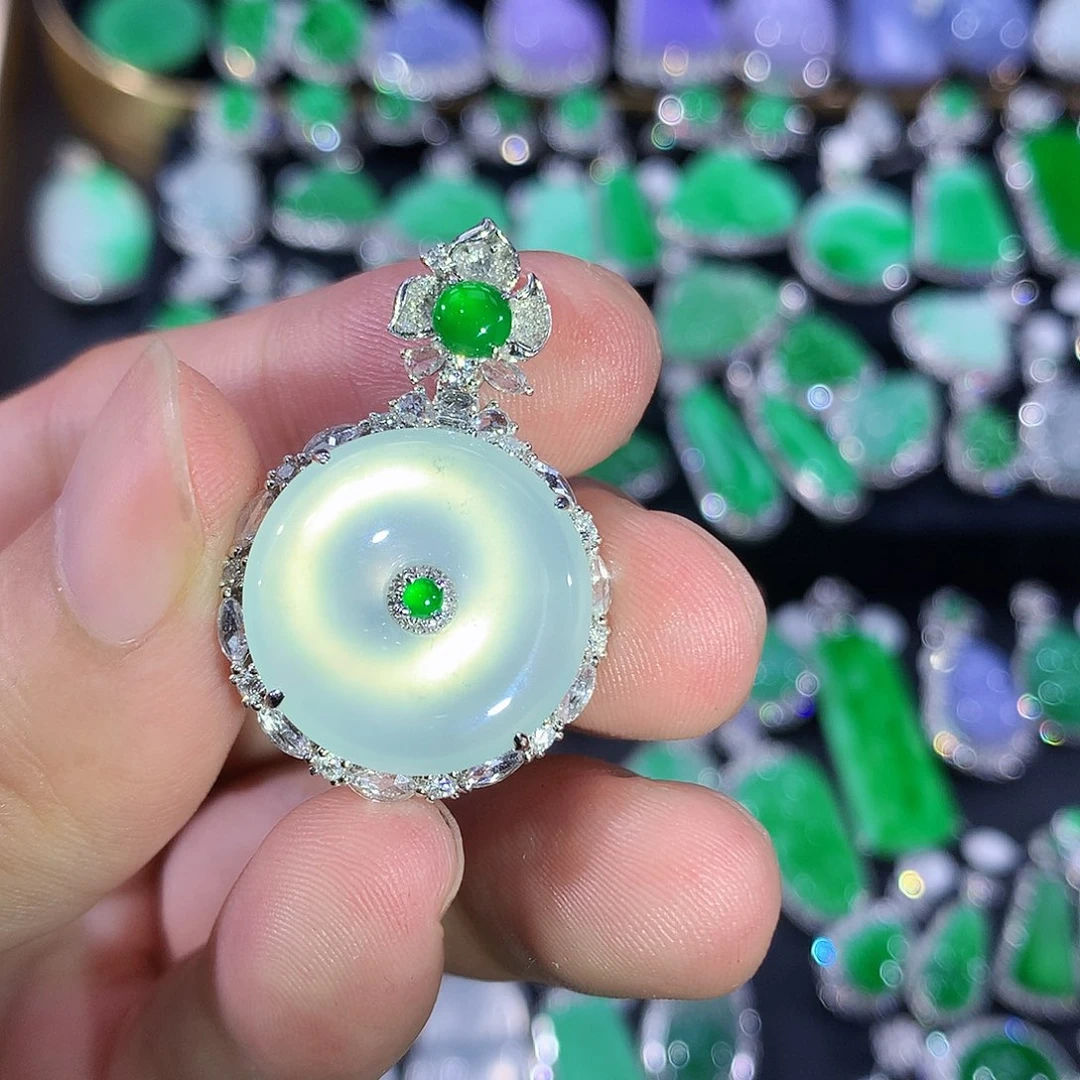 翡翠18K金镶嵌颈饰