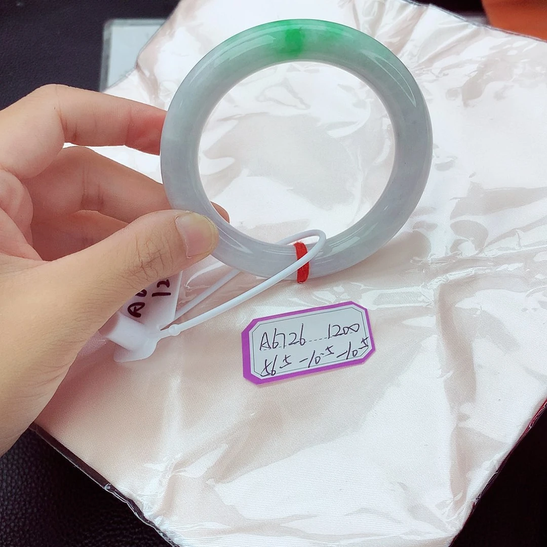 翡翠手镯未镶嵌翡翠