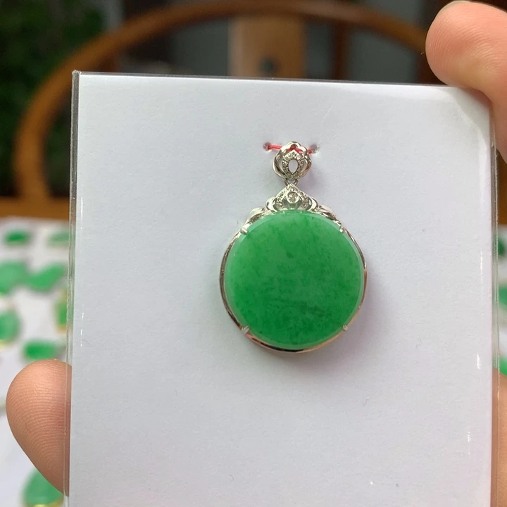 翡翠18K金镶嵌颈饰翡翠吊坠