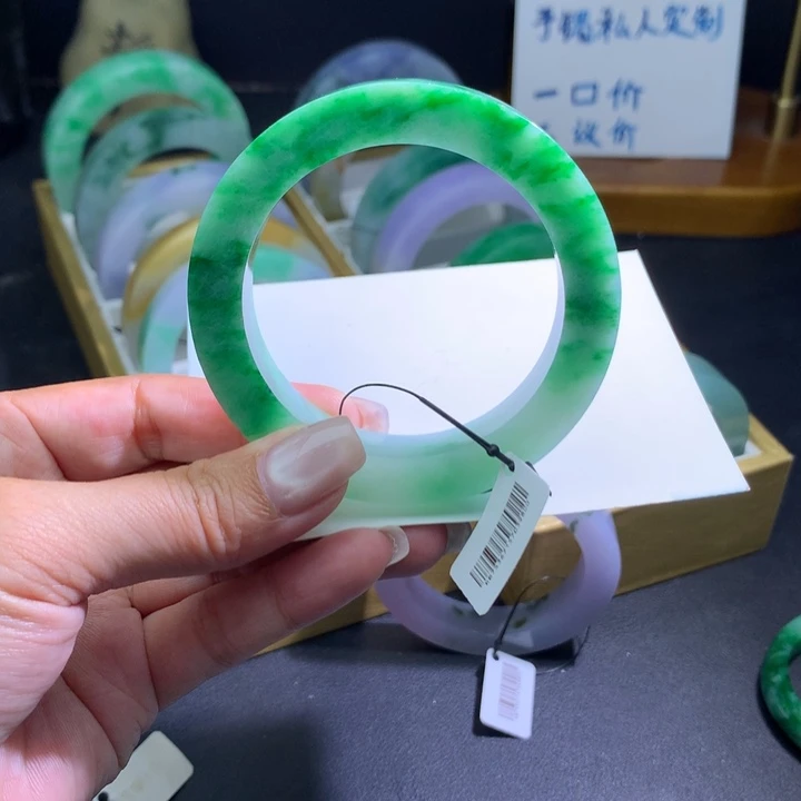 定制翡翠未镶嵌翡翠手镯