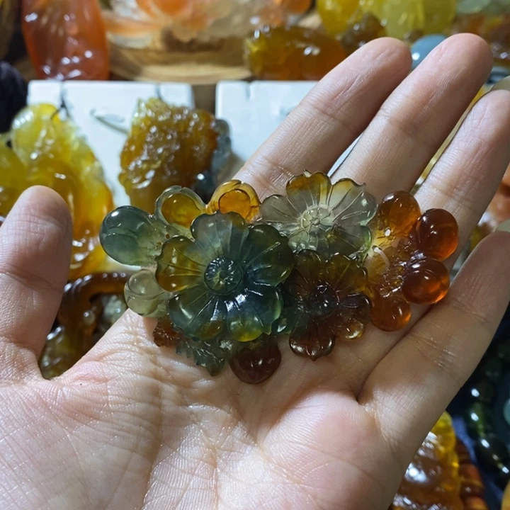 坦***然蛇纹石玉未镶嵌颈饰