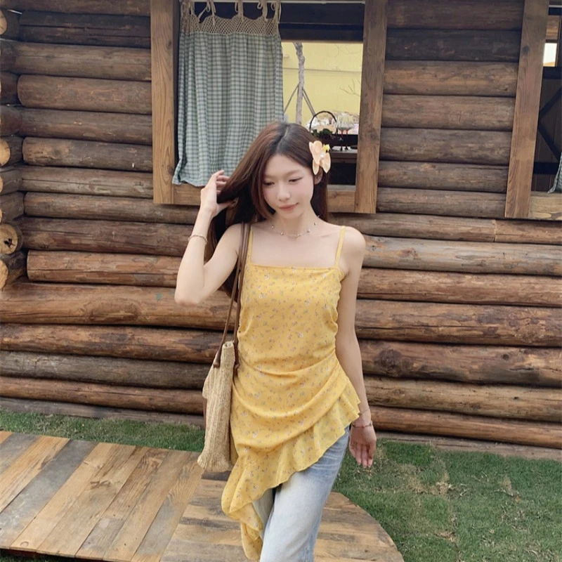 红色不规则碎花吊带背心女2025夏季新款度假设计感荷叶边无袖上衣