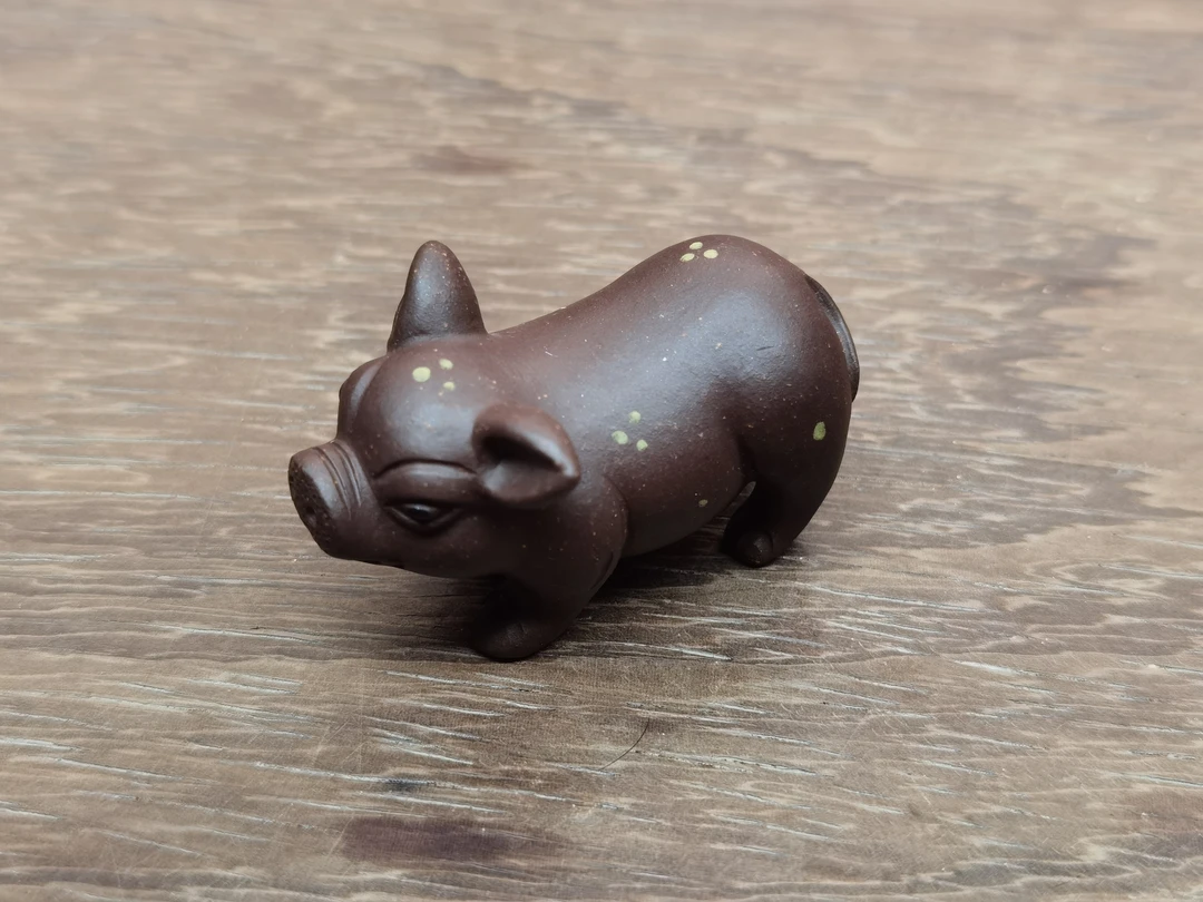 紫泥生肖手工福气猪。