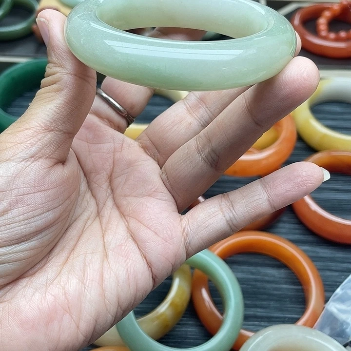 未镶嵌手镯石英岩玉