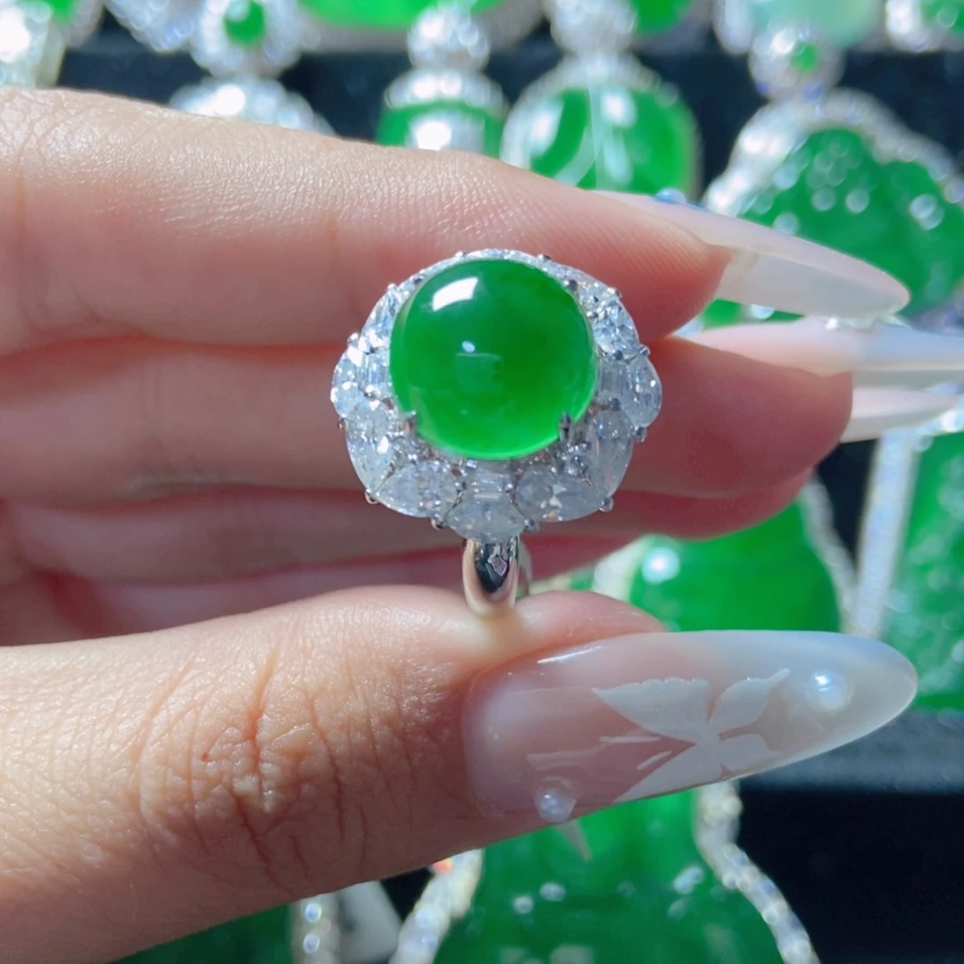 翡翠18K金镶嵌颈饰18。