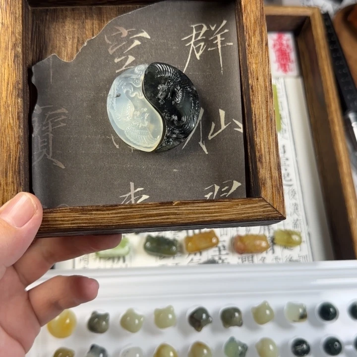 黑***桃蛇纹石玉合金颈饰