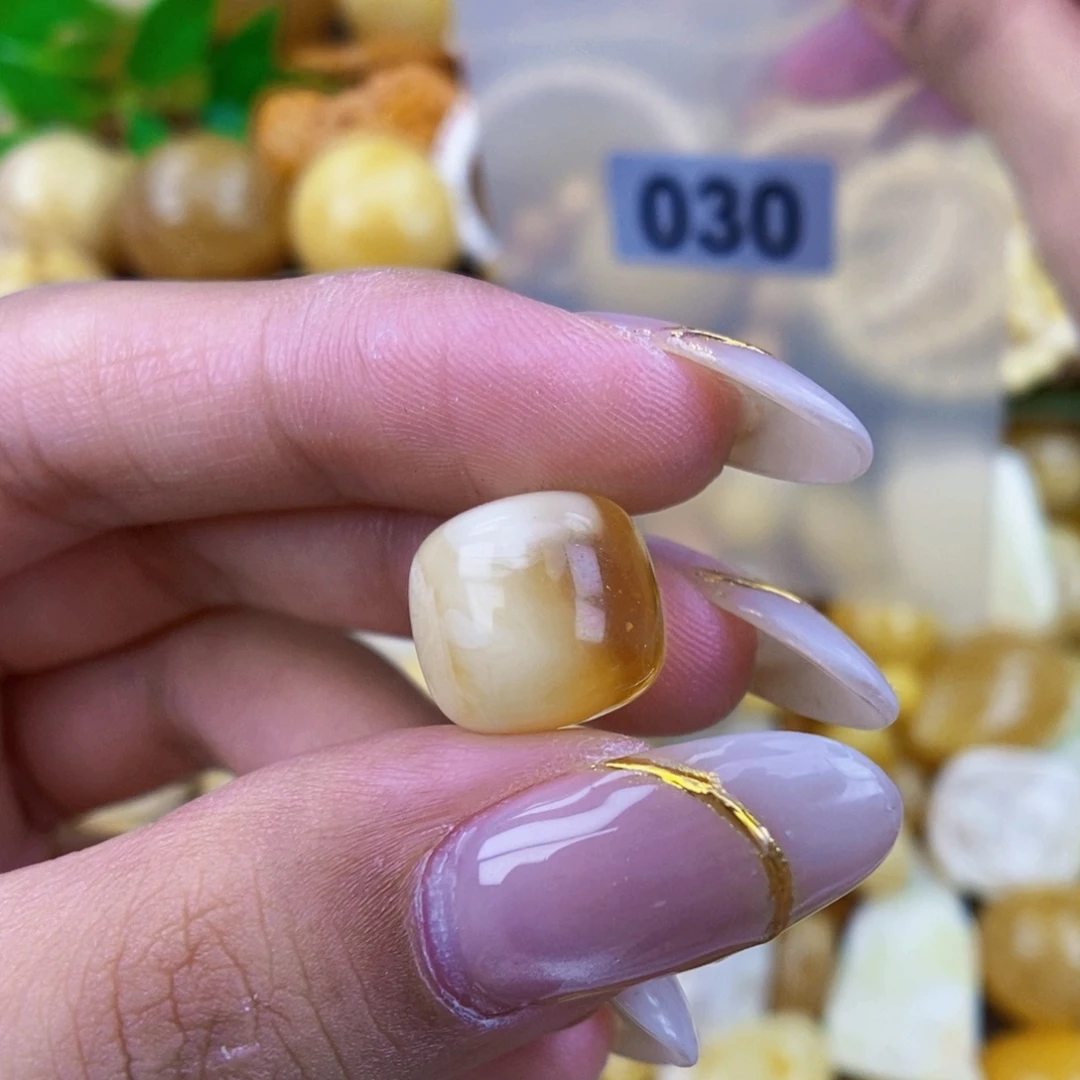 未镶嵌琥珀珠宝奇石13.1