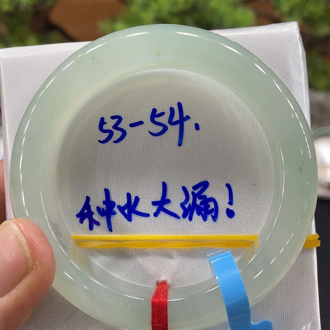 翡翠手镯未镶嵌翡翠