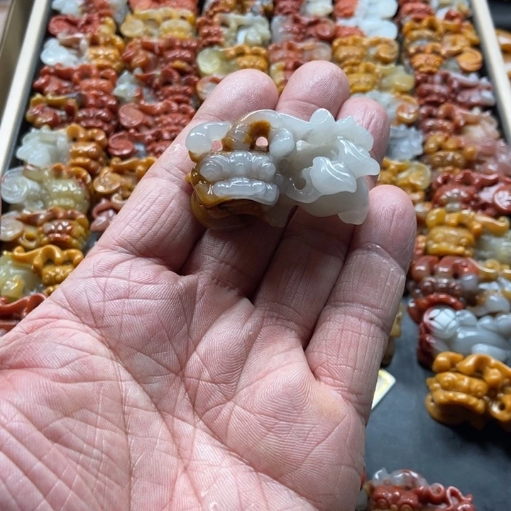 石英质玉（黄龙玉）未镶嵌颈饰