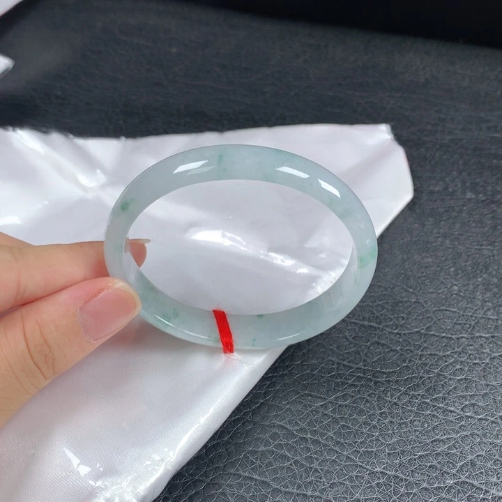 婧****未镶嵌手镯（贵妃镯）翡翠