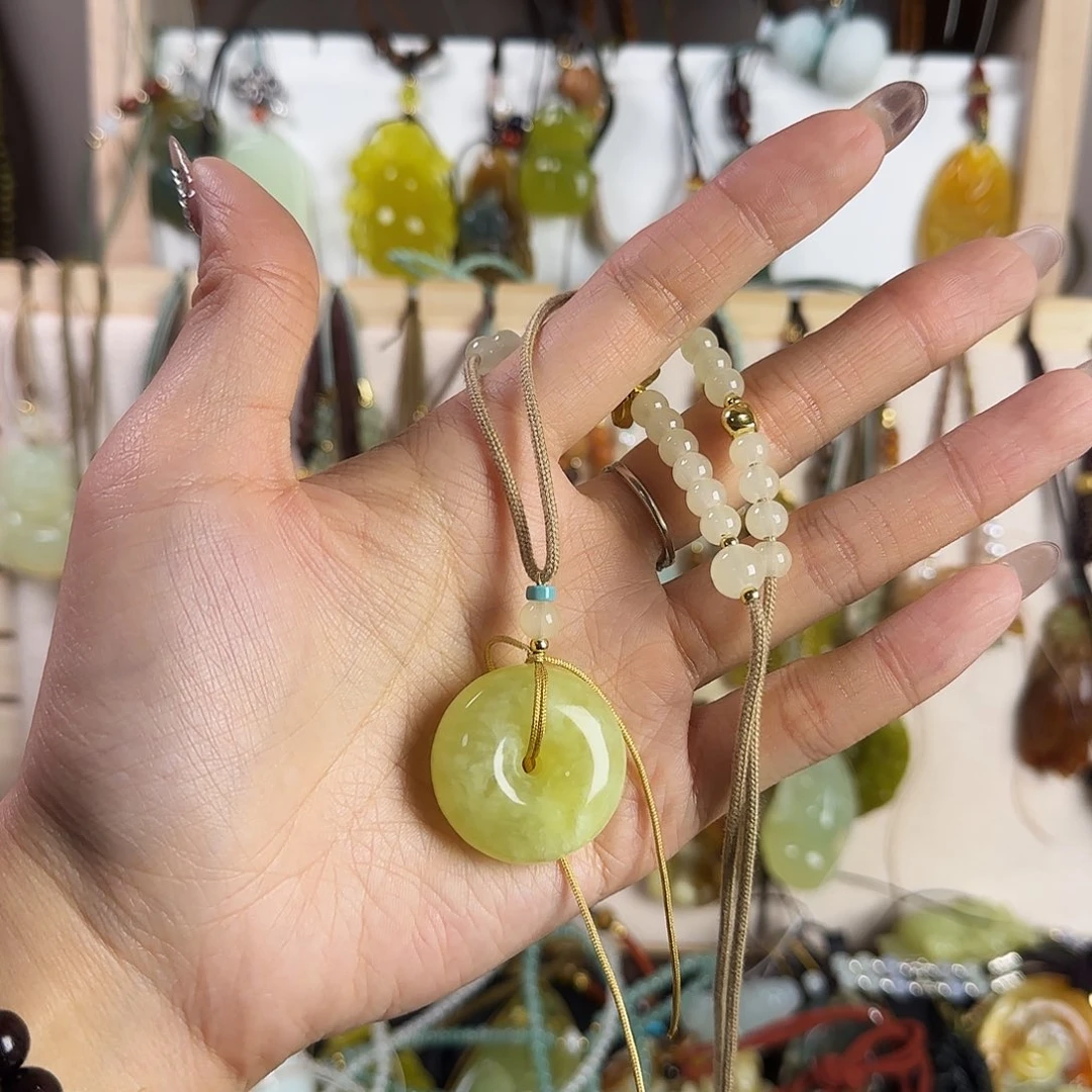 喜***儿蛇纹石玉未镶嵌颈饰
