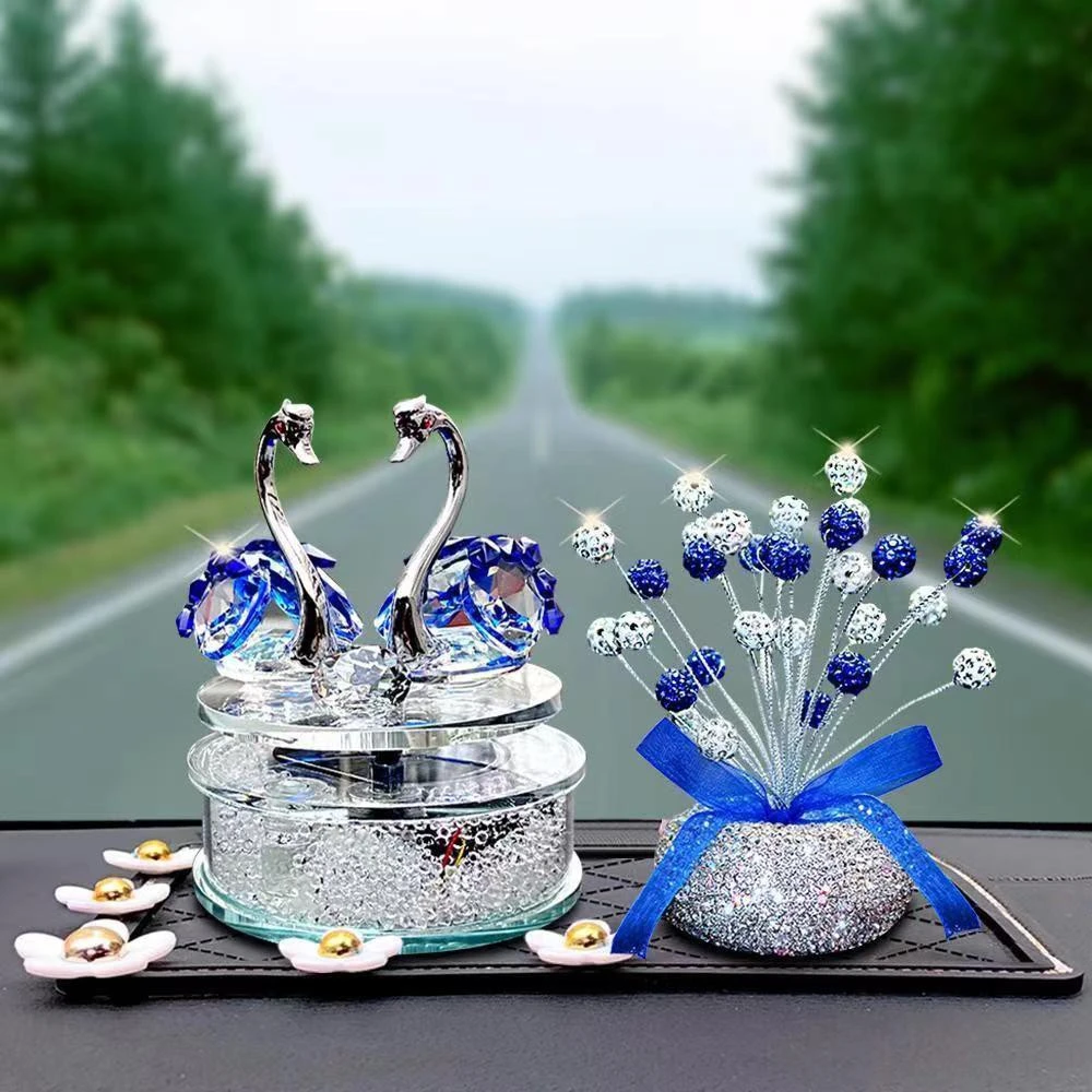 创意车载摆件太阳能旋转水晶情侣天鹅汽车香水座香薰装饰品礼品高