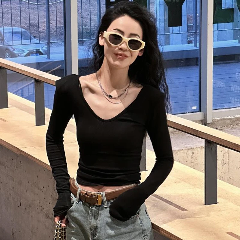 梦晓灵2025早春新款V领长袖T恤女设计感气质显瘦打底衫短款上衣