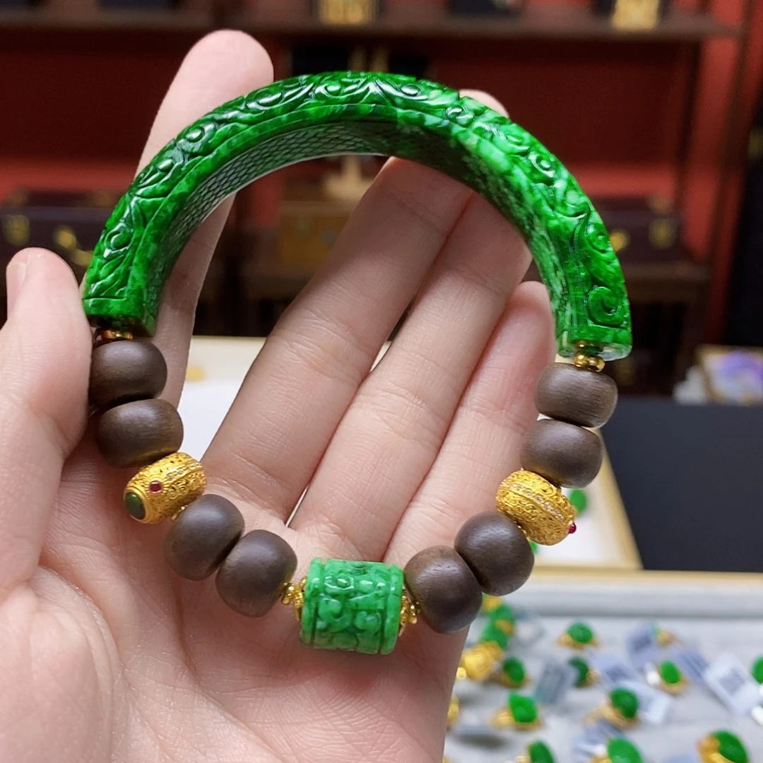 缘***翡翠未镶嵌颈饰手镯