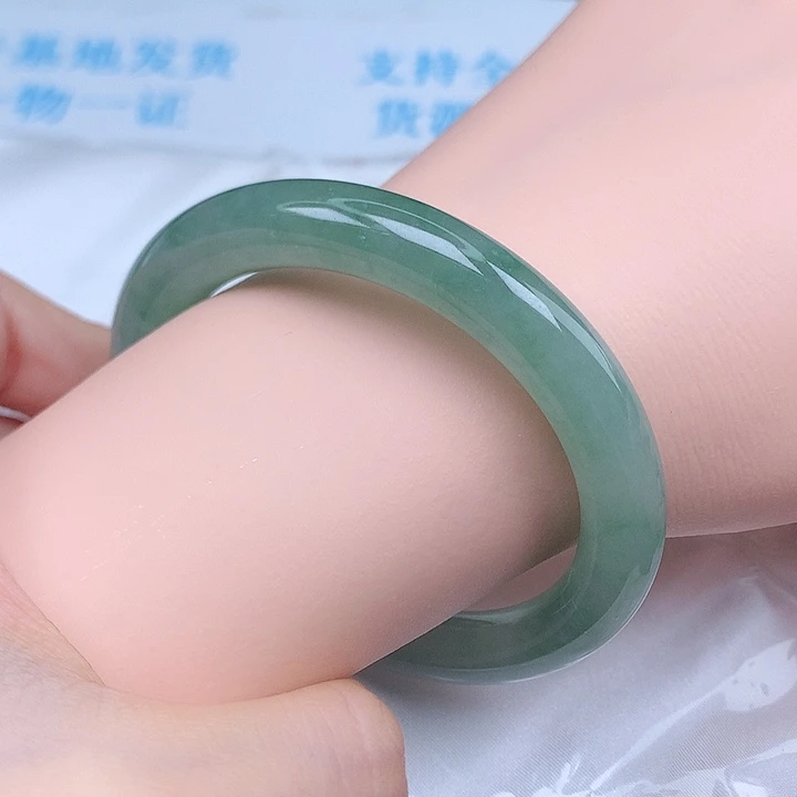 未镶嵌手镯（圆镯）翡翠天然