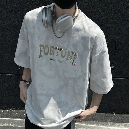 2025青少年百搭宽松男生穿搭衣服新款字母金属片印花扎染夏季