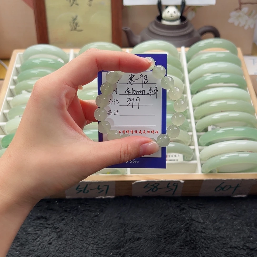 呼***ᐝ石英质玉未镶嵌手镯
