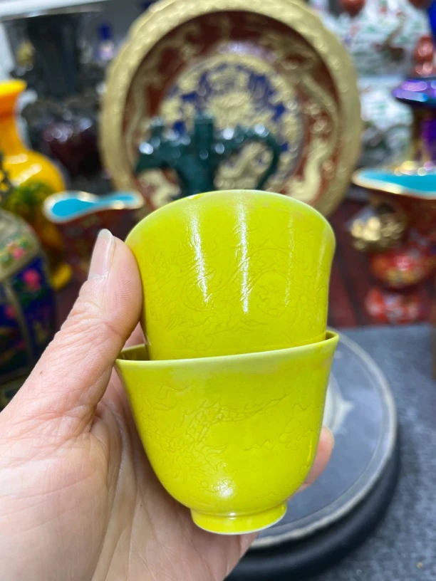 黄釉暗刻龙纹压手杯茶杯