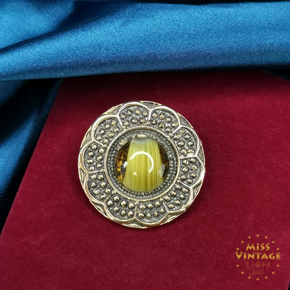 橄榄绿琉璃圆盾胸针[2502261-027]