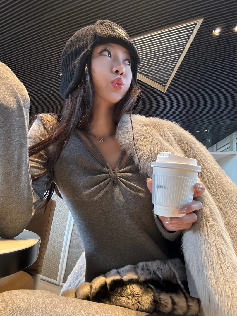 chic小别致 挂脖暖肤绒修身打底衫女v领显瘦内搭上衣冬季新款T恤