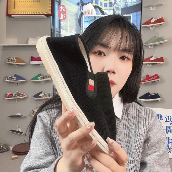 经典黑色放一双袜子