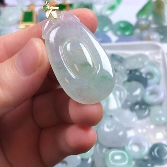 知***乐翡翠未镶嵌颈饰福贝