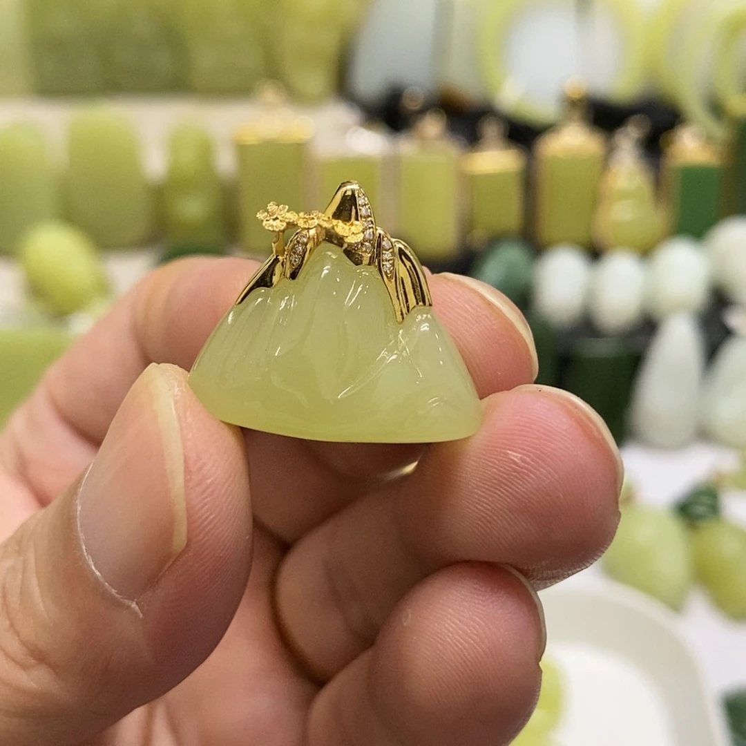 【闪购商品】颈饰18K金镶嵌和田玉