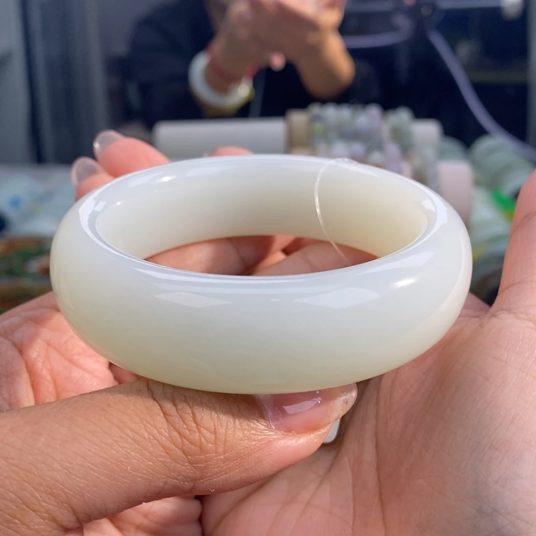 和田玉未镶嵌手镯