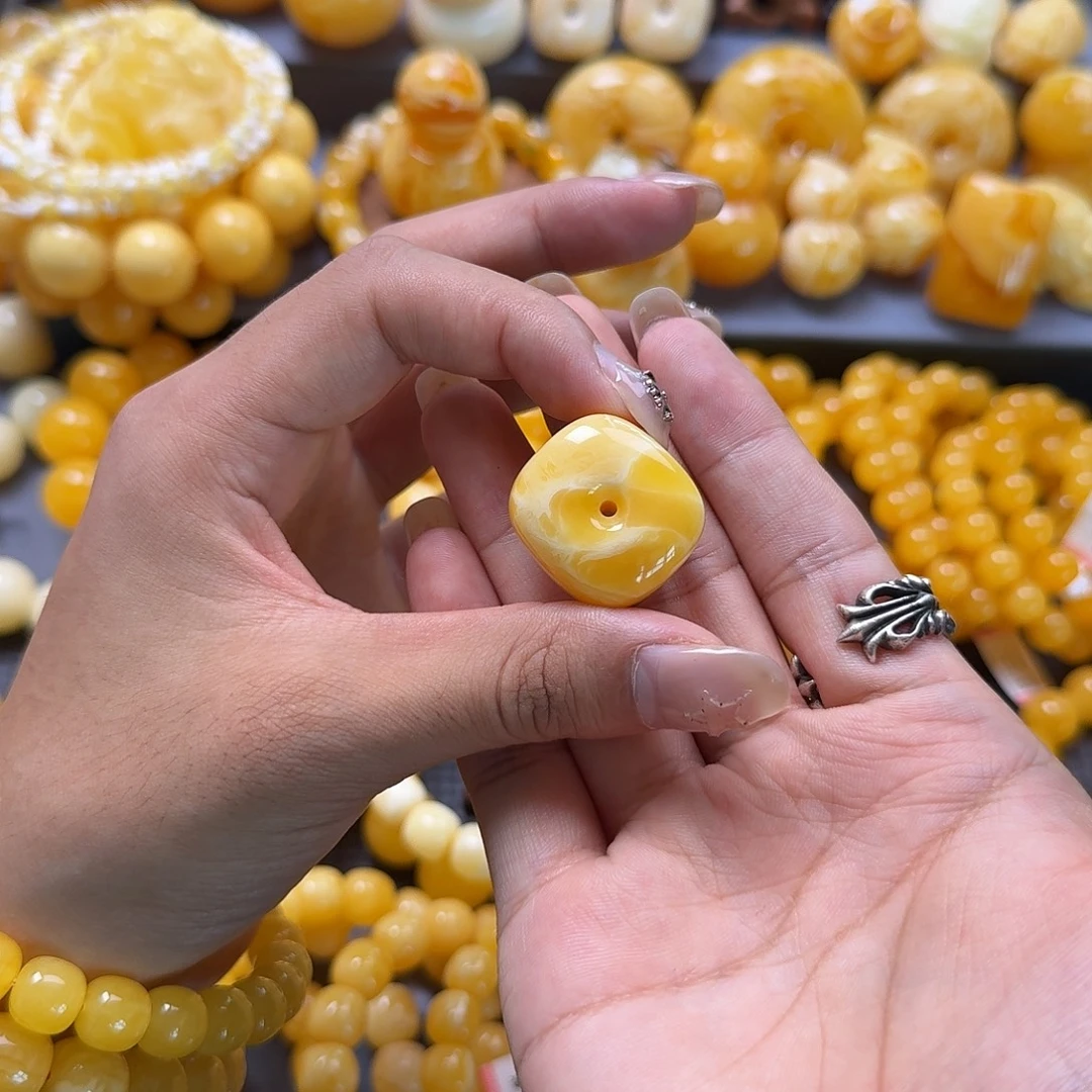 蜜蜡未镶嵌珠宝奇石