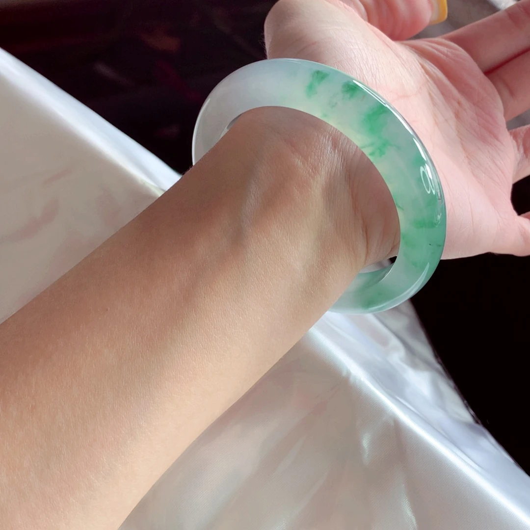 翡翠未镶嵌手镯54.5 绝美冰飘绿花 毕业底妆 灵