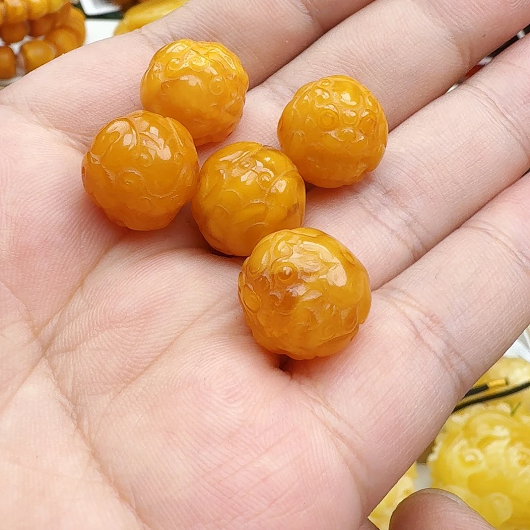 琥珀未镶嵌颈饰假一赔十，多样性发其一