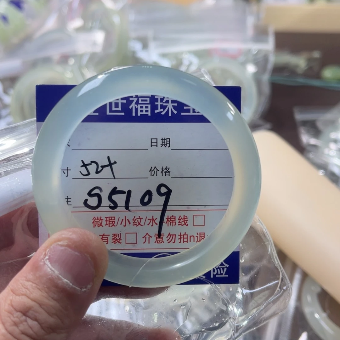 蛇纹石玉颈饰未镶嵌?*