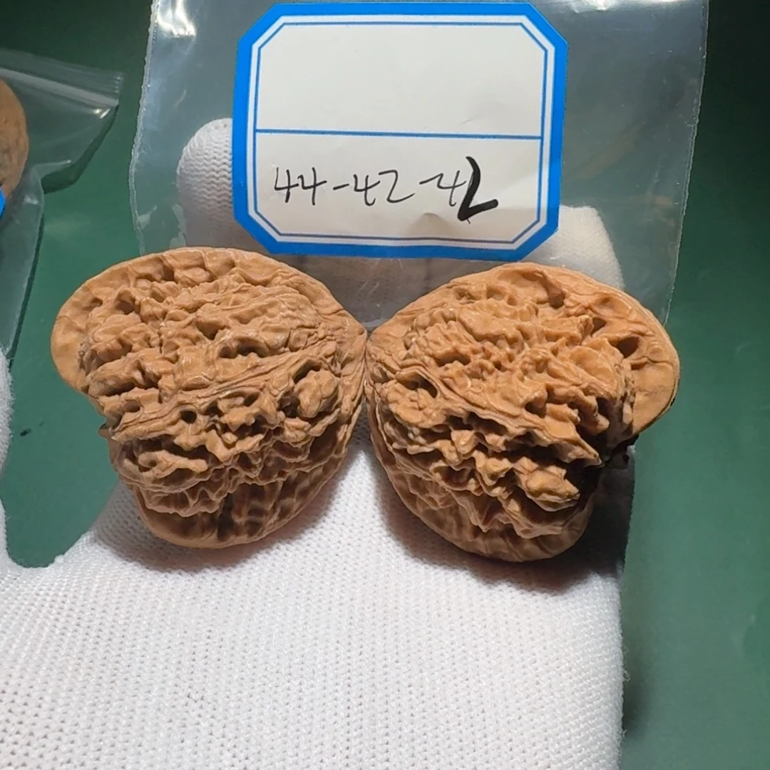不***争吊坠文玩核桃0007号三角残翅膀有色差一个断尺一丝尖黄