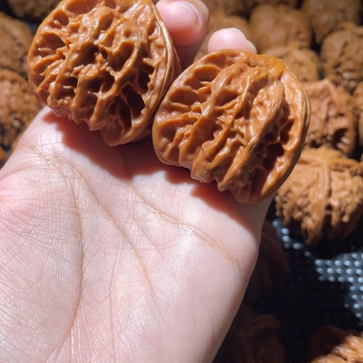 B***y桃核吊坠小妹三棱