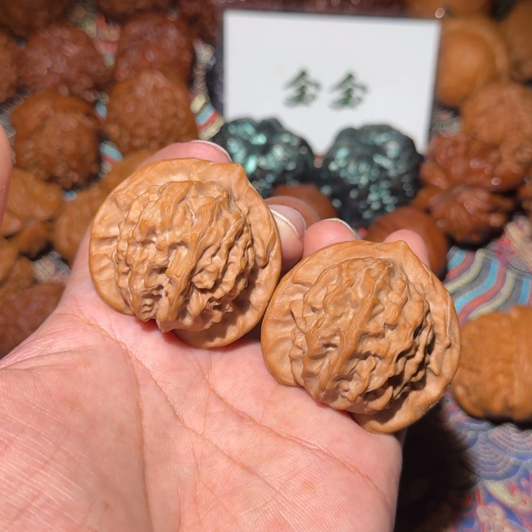 文玩核桃把件1765图图，尺寸42 40 40