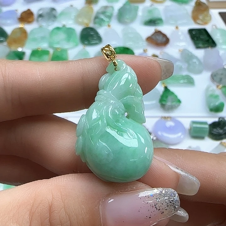 翡翠颈饰未镶嵌果绿福袋