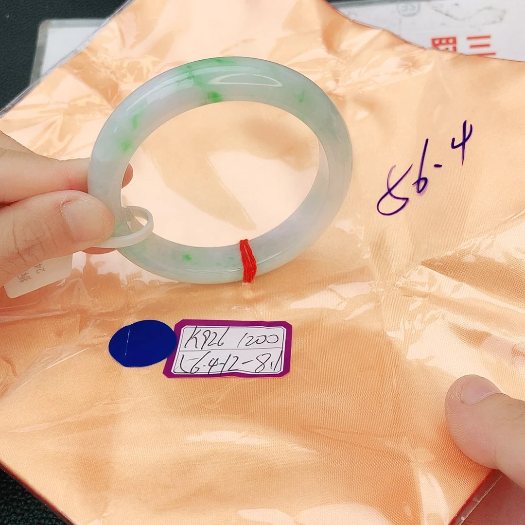 翡翠手镯未镶嵌翡翠