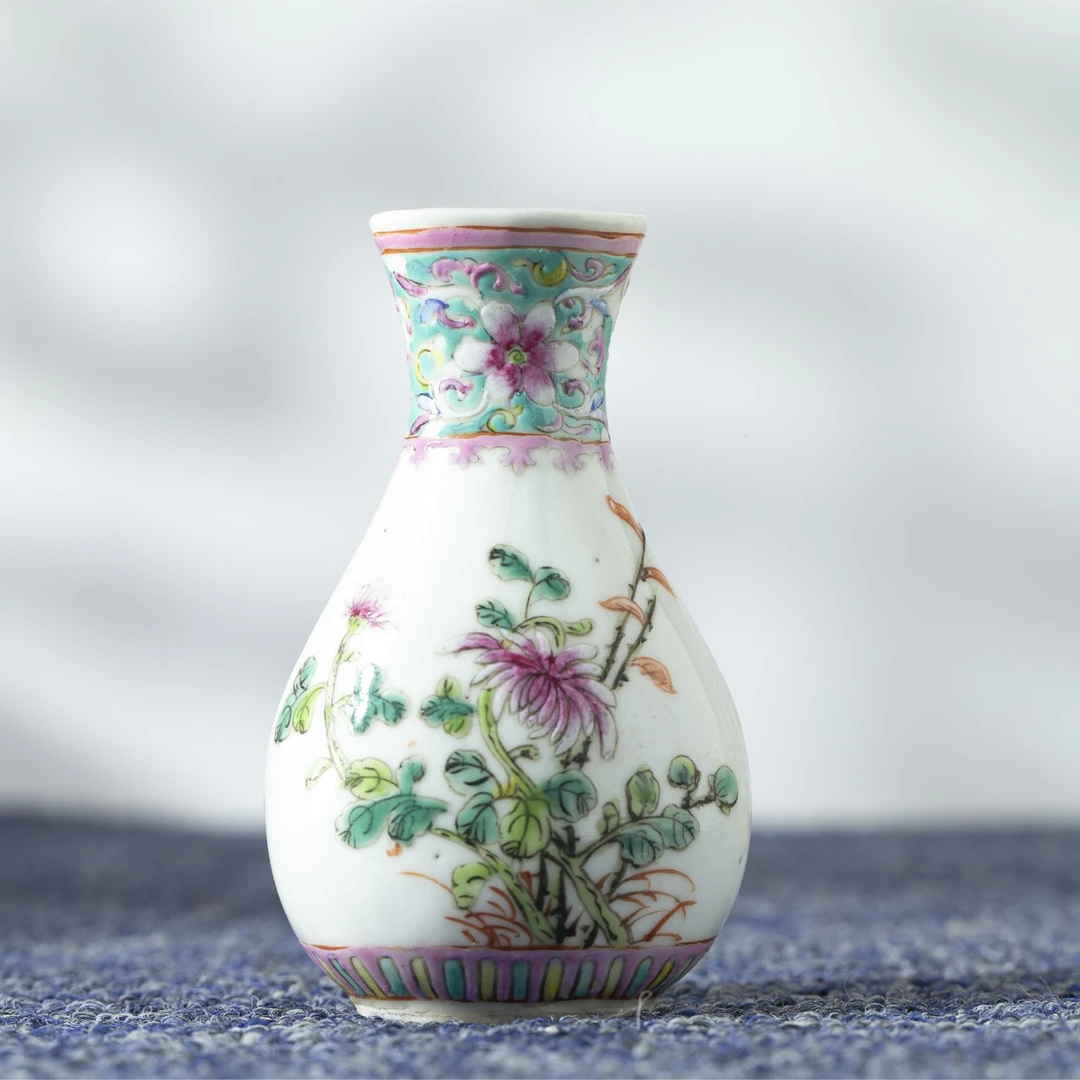 【拍卖-民国】·粉彩花卉纹小琵琶瓶