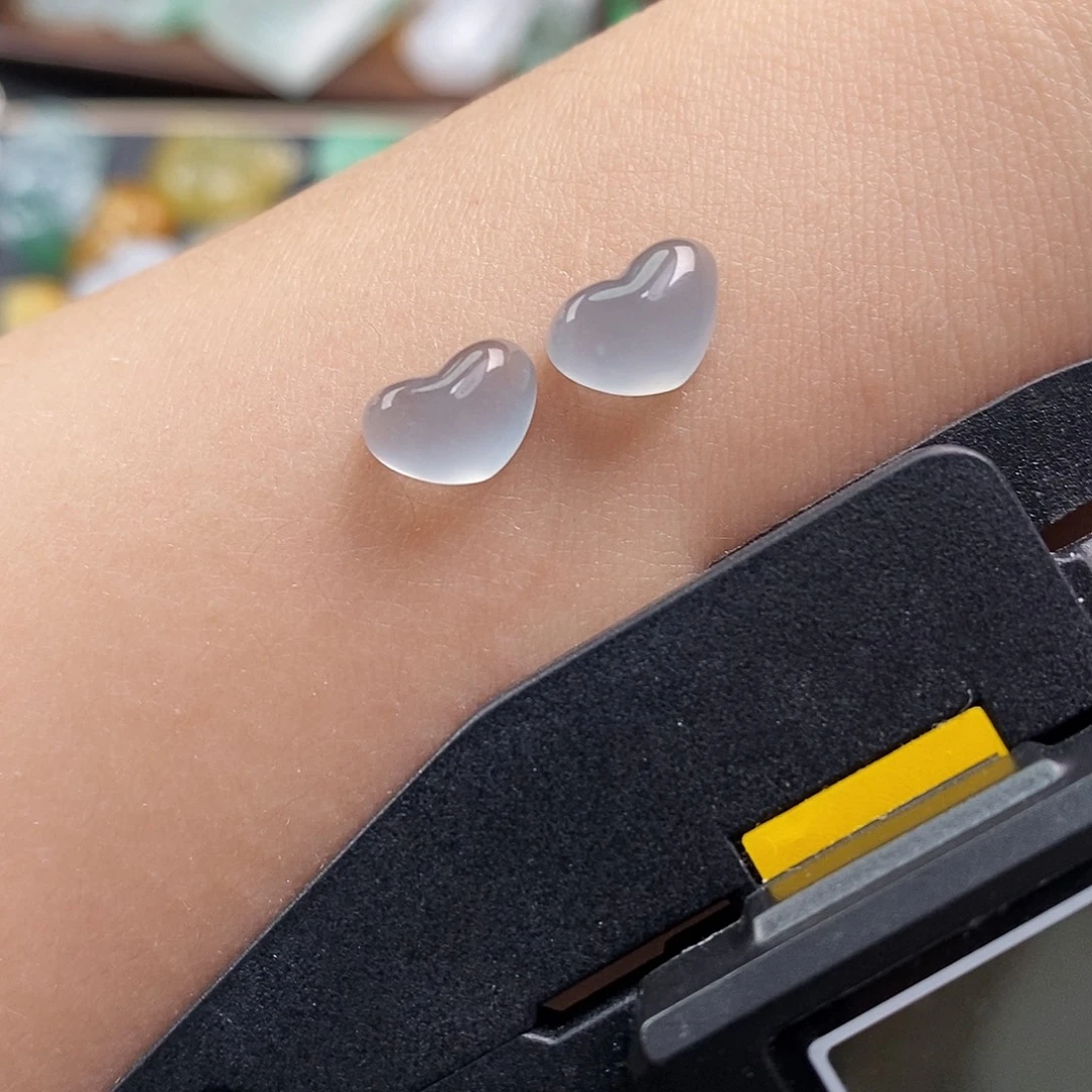 翡翠未镶嵌颈饰心心