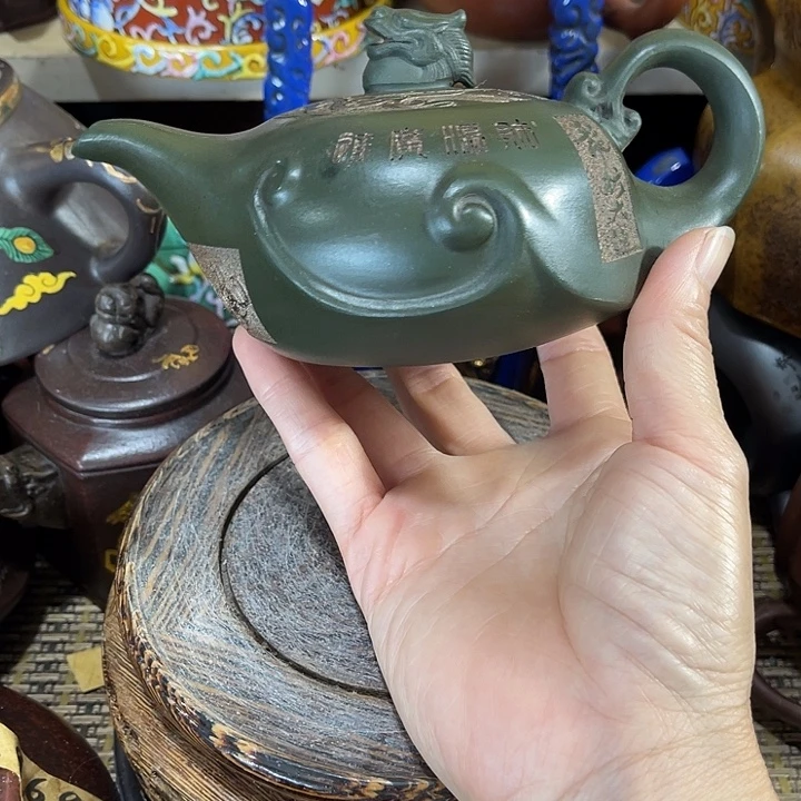 茶壶紫泥原矿泥料手工制作的一把紫砂壶。