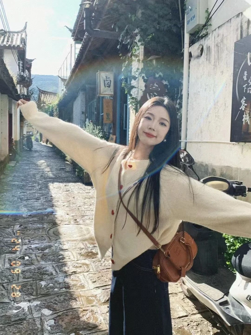 法式甜美爱心扣宽松圆领白色毛衣女装2025新款秋季针织开衫外套潮