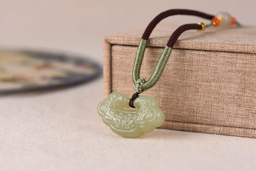 天然和田玉晴水色祥云如意锁女款双面精雕气质百搭项坠多样性发货